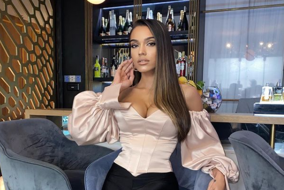 Imagine Stire Cum şi-a început Karmen Minune cariera muzicală? Ce a spus tatăl său când a văzut-o pentru prima dată pe scenă | 2review.ro