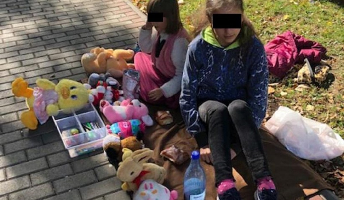Ți se rupe inima! Două fetițe din Roman își vând jucăriile pe stradă ca părinții lor să-și achite facturile