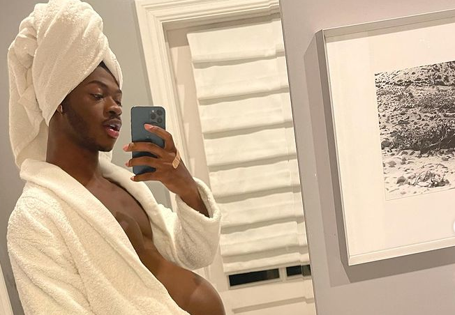 Imagine Stire Imaginea care a șocat întreaga lume! Rapper Lil Nas X a anunțat că este ”gravid” | 2review.ro