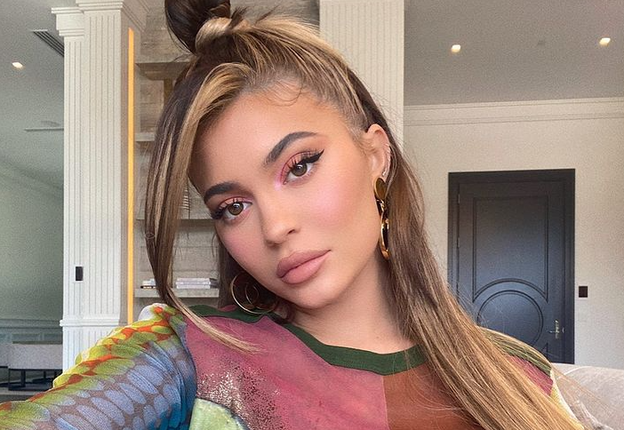 Imagine Stire Kylie Jenner, prima imagine cu burtica de gravidă! Bruneta va aduce pe lume cel de-al doilea copil | 2review.ro