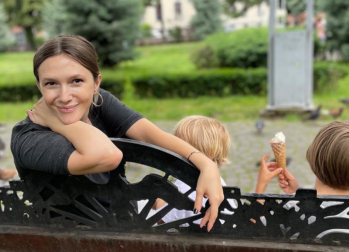 Imagine Stire Cum îşi împarte Adela Popescu timpul între carieră şi viaţa personală? „Ăsta mic îmi face surprize în fiecare zi” | 2review.ro