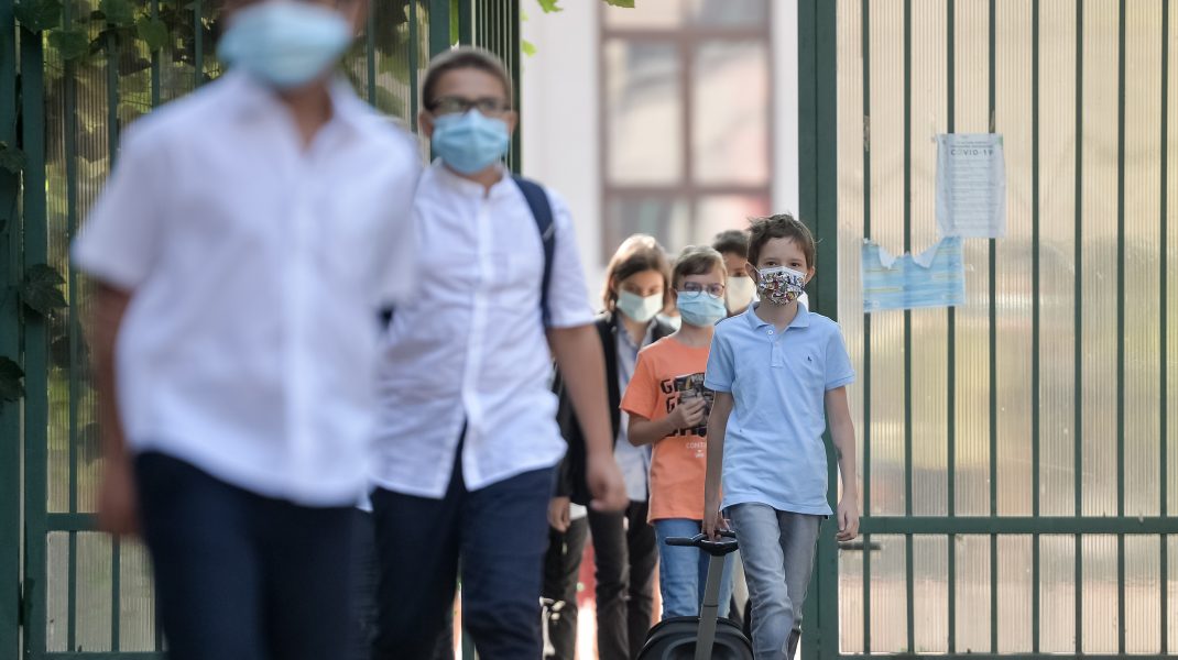 Noi reguli în şcolile din România. Ce se întâmplă dacă un copil e depistat pozitiv
