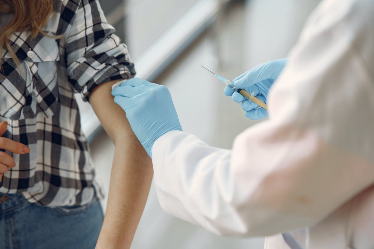 Imagine Stire Peste 11.000 de persoane vaccinate în România, în ultimele 24 de ore. Câte reacții adverse au fost raportate | 2review.ro