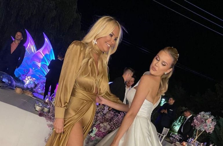 Imagine Stire Vica Blochina, ținută super-HOT la nunta lui Emily Burghelea. Internauții au criticat-o pentru alegere | 2review.ro