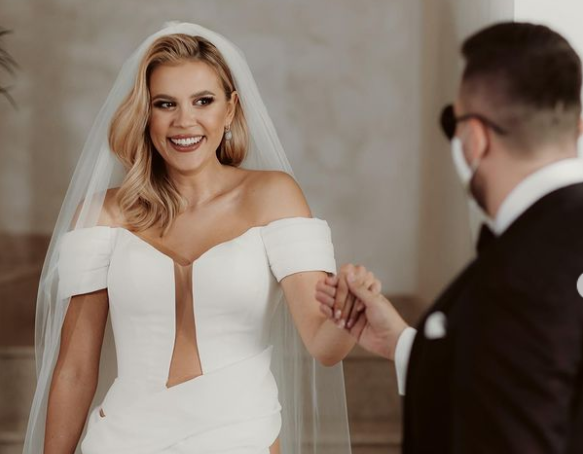 Imagine Stire Emily Burghelea, ţinută bizară la nuntă. Cum a apărut blondina în toiul petrecerii | 2review.ro