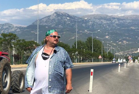 Imagine Stire Mihai Dan Zarug face bani din piatră seacă! Cât costă un simplu tricou vândut de concurentul Asia Express | 2review.ro