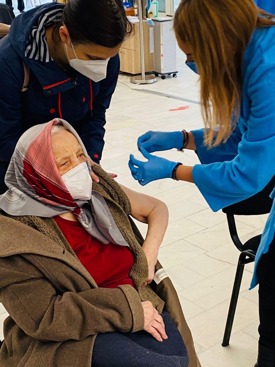 Imagine Stire O bătrână în vârstă de 105 ani, din București, s-a vaccinat cu a treia doză de ser Pfizer/BioNTech. “Singura soluție să scăpăm” | 2review.ro