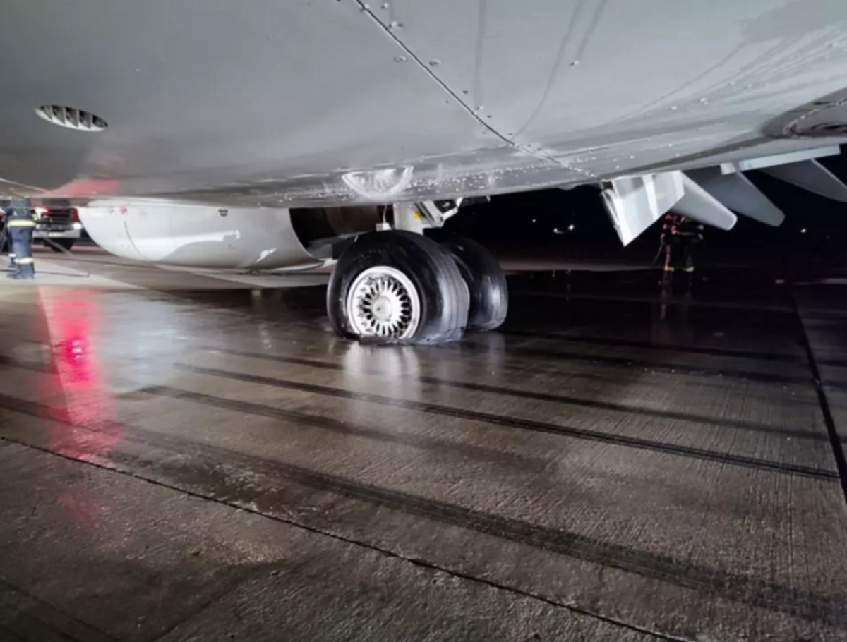 Accident aviatic la Cluj-Napoca. Trenul de aterizare al unui avion a luat foc pe pista aeroportului