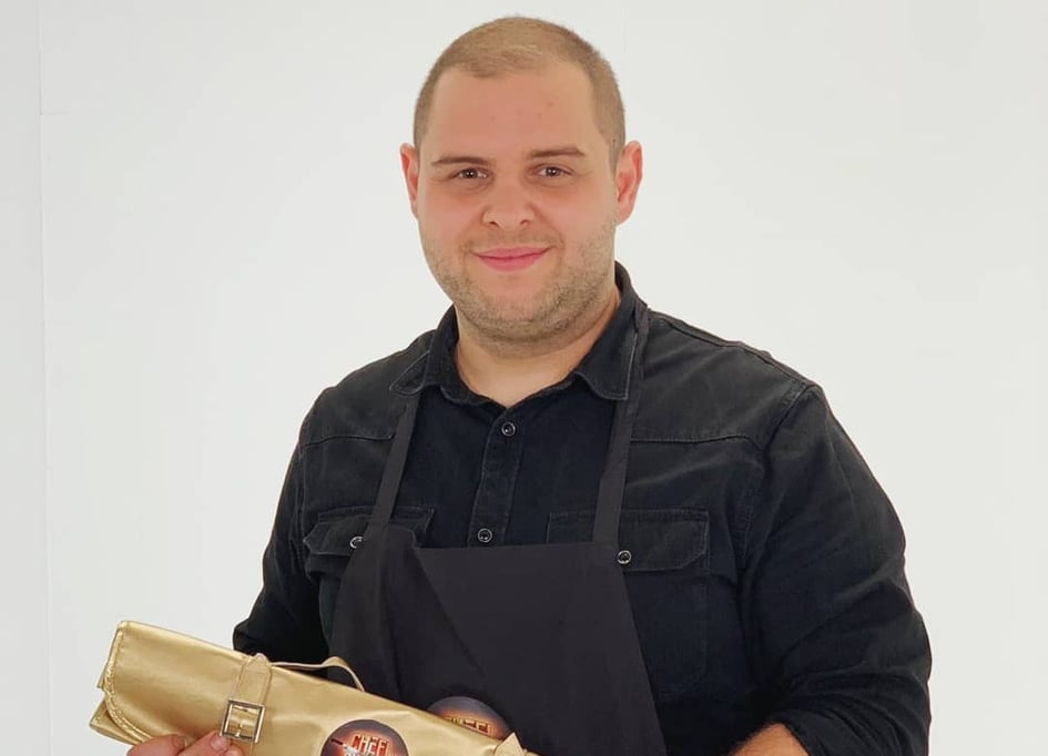 Vești mari pentru fanii emisiunii „Chefi la cuțite”! Fostul concurent, Alexandru Bădițoaia, s-a căsătorit civil. Primele imagini de la eveniment