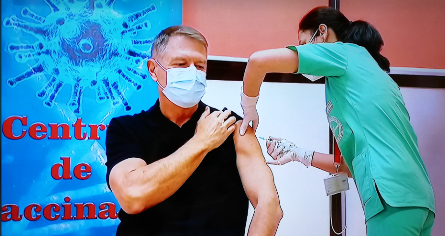 Imagine Stire Klaus Iohannis şi-a făcut doza trei a vaccinului anti-COVID. Ce spune președintele României despre imunizarea obligatorie a medicilor și profesorilor | 2review.ro