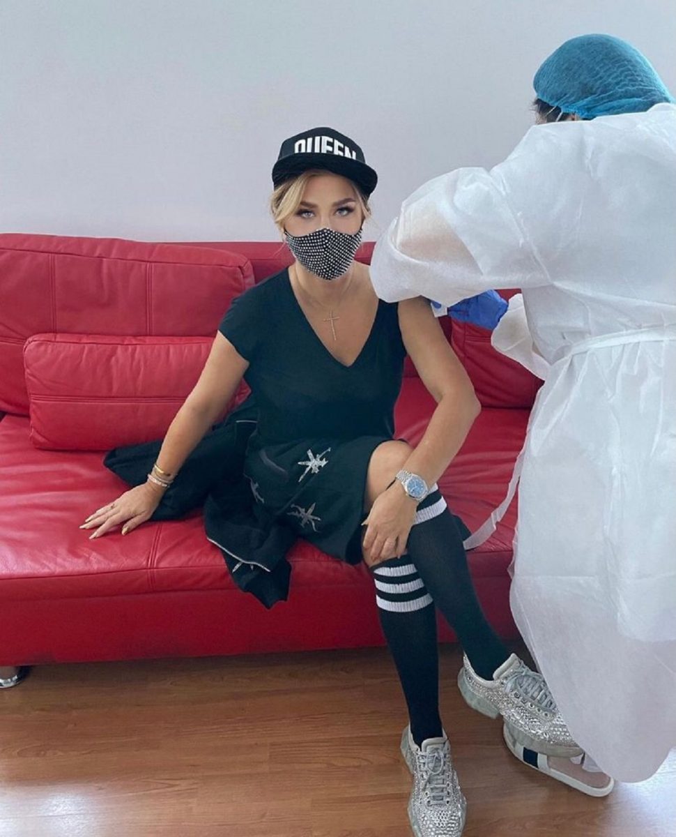 Imagine Stire Loredana Groza s-a vaccinat cu cea de-a treia doză! Ce a postat cântăreața după ce și-a administrat serul împotriva COVID-19 | 2review.ro