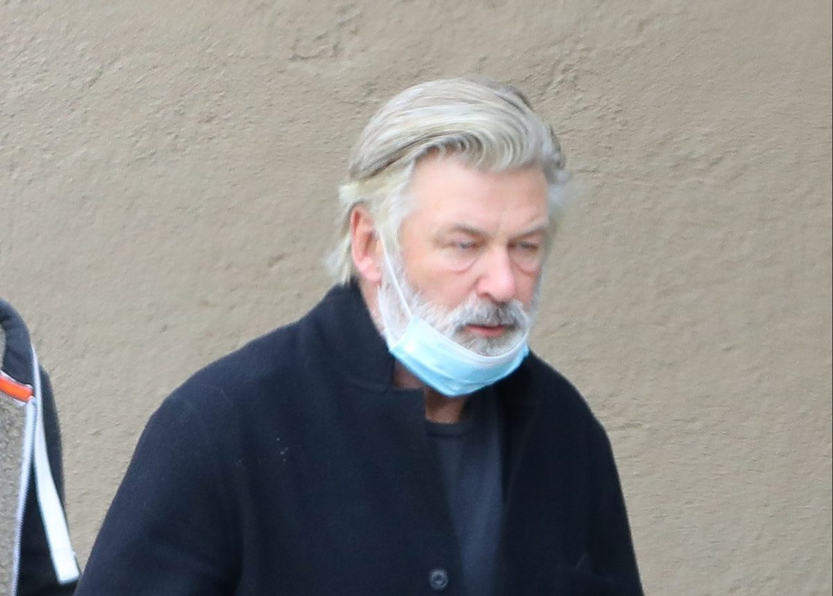 Imagine Stire Alec Baldwin, declarații care pot răsturna ancheta morții directoarei de imgine Halyna Hutchins: ”Eu nu am apăsat pe trăgaci” | 2review.ro