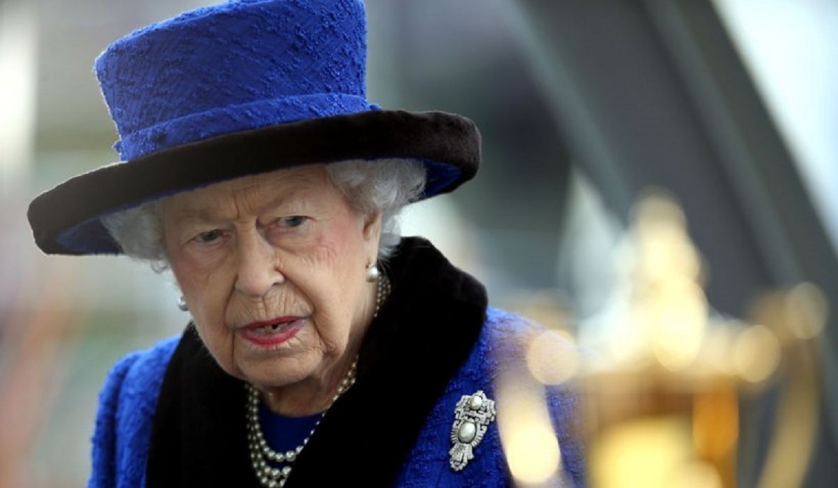 Regina Elisabeta a II-a a ajuns la spital, după ce a stat la televizor până noaptea târziu