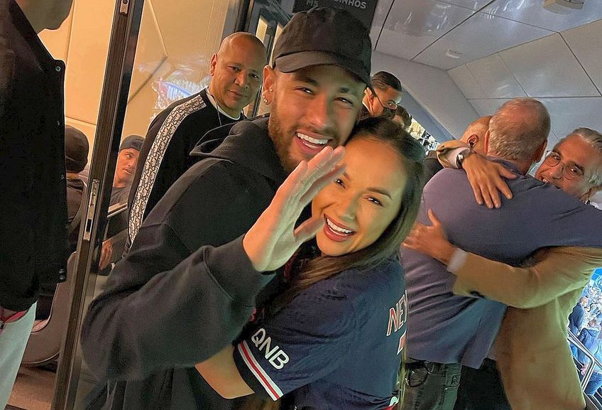 Imagine Stire Vlăduța Lupău, întâlnire de gradul zero la Paris! Artista, în brațele lui Neymar pe stadionul Parc des Princes. „Dacă îți dorești cu adevărat ceva se întâmplă” | 2review.ro