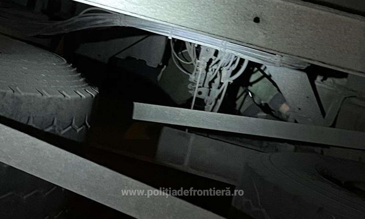 Și-a riscat viața pentru un trai mai bun! Un tânăr de 18 ani a călătorit peste 1000 de kilometri pe osia semiremorcii unui TIR, ca să ajungă în Marea Britanie