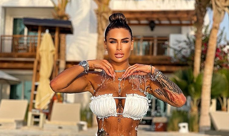 Imagine Stire Bianca Iordache a încins atmosfera pe plajele din Dubai. Şatena s-a fotografiat în ipostaze interzise minorilor | 2review.ro