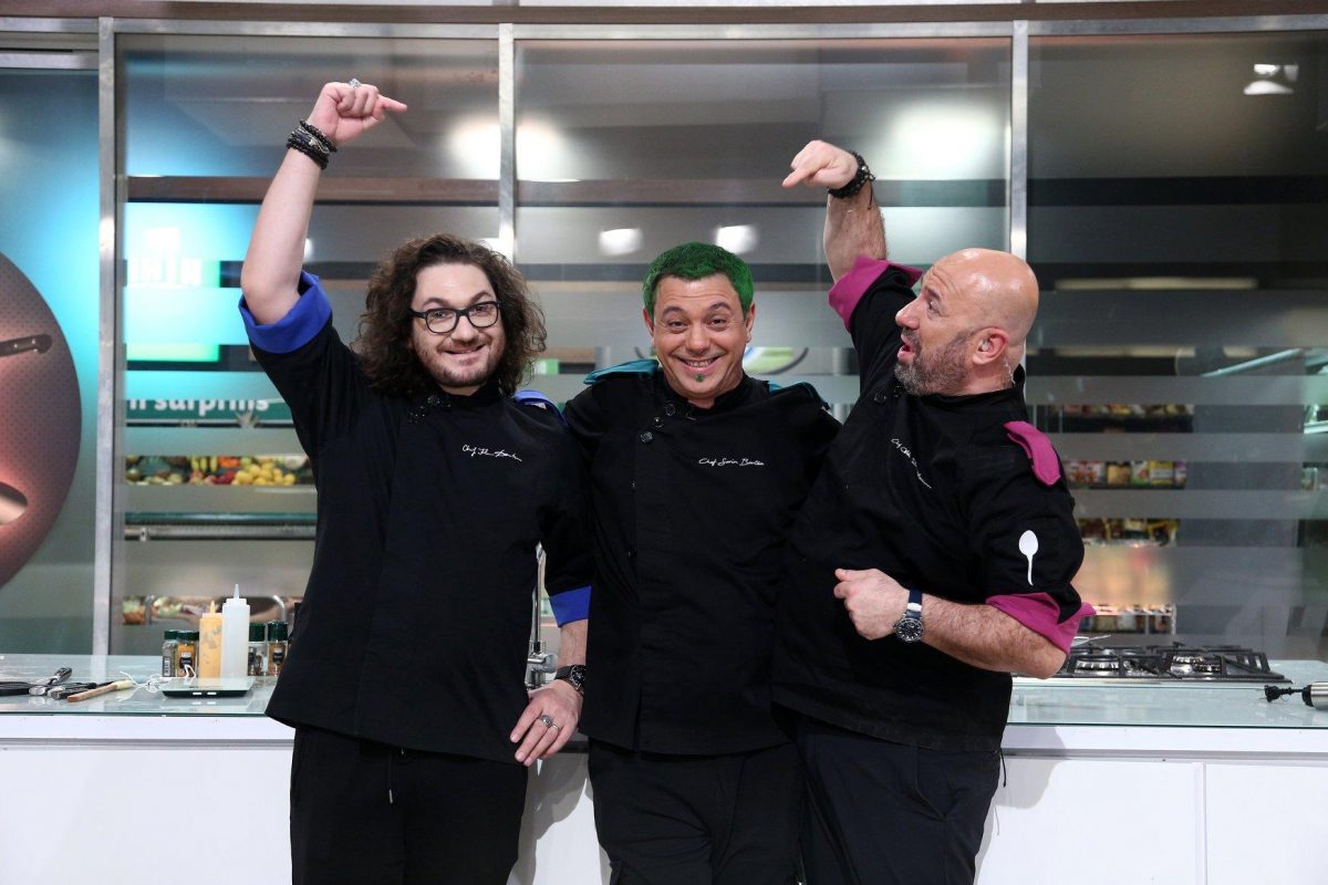 Imagine Stire Ce mănâncă Florin Dumitrescu și Cătălin Scărlătescu la Chefi fără limite de la Antena1. Rețetele care au uimit Grecia | 2review.ro