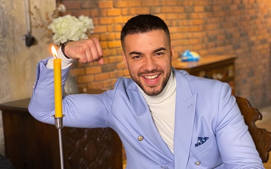 Imagine Stire Culiță Sterp nu s-a uitat la bani! L-a umplut pe Tzancă Uraganu de bancnote. Cât a dat pentru o sigură dedicație | 2review.ro