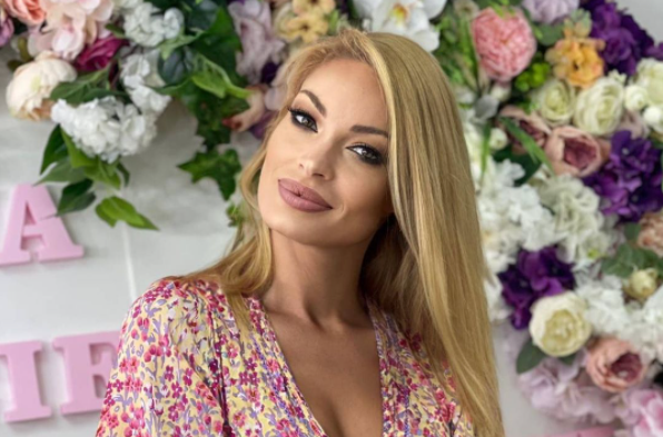 Imagine Stire Valentina Pelinel, primele declaraţii după ce a apărut în cârje. Ce i s-a întâmplat blondinei: „A trebuit să fac această operație” | 2review.ro
