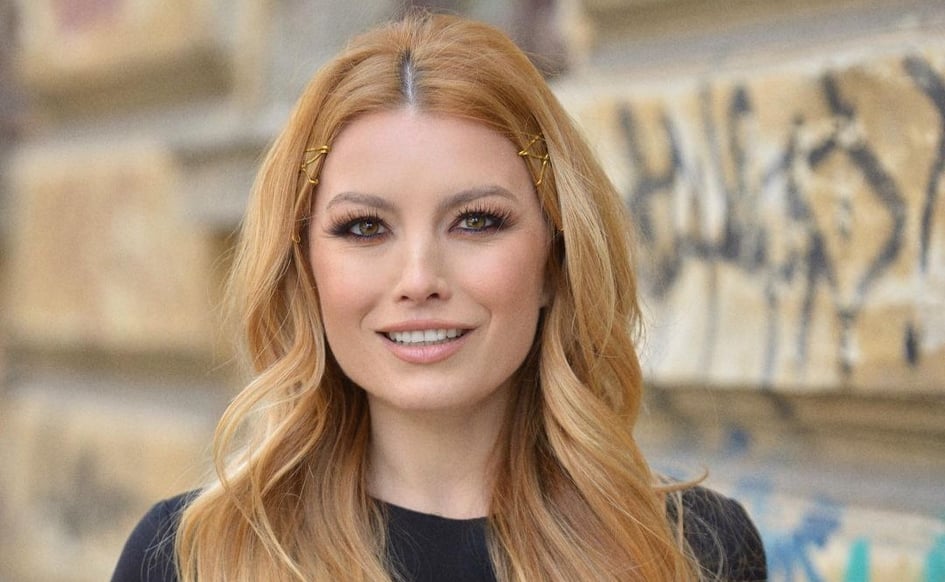 Imagine Stire Elena Gheorghe, momente de coșmar! Artista și alți 10 membrii ai familiei sale au fost infectați cu virusul SARS-CoV-2. „Am sunat la fiecare spital în parte” | 2review.ro