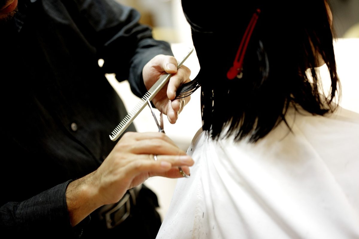 O tânără din Iași a mers la salon pentru a se tunde și vopsi, dar când a ajuns acasă a avut un șoc: ”Arătam ca o mătură veche de 20 de ani”