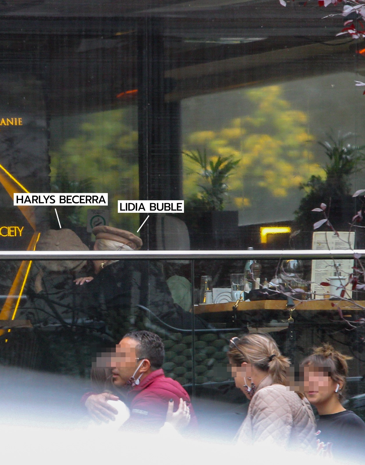 Lidia Buble și Harlys Becerra se sărută la terasă (Foto: CANCAN.RO)