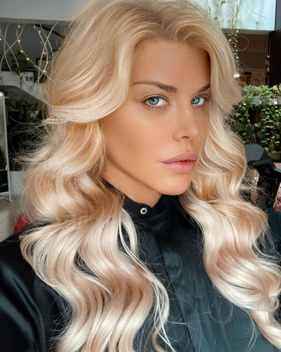 Loredana Groza a comis-o din nou. Ținuta super-sexy în care l-a așteptat pe Moș Nicolae | FOTO