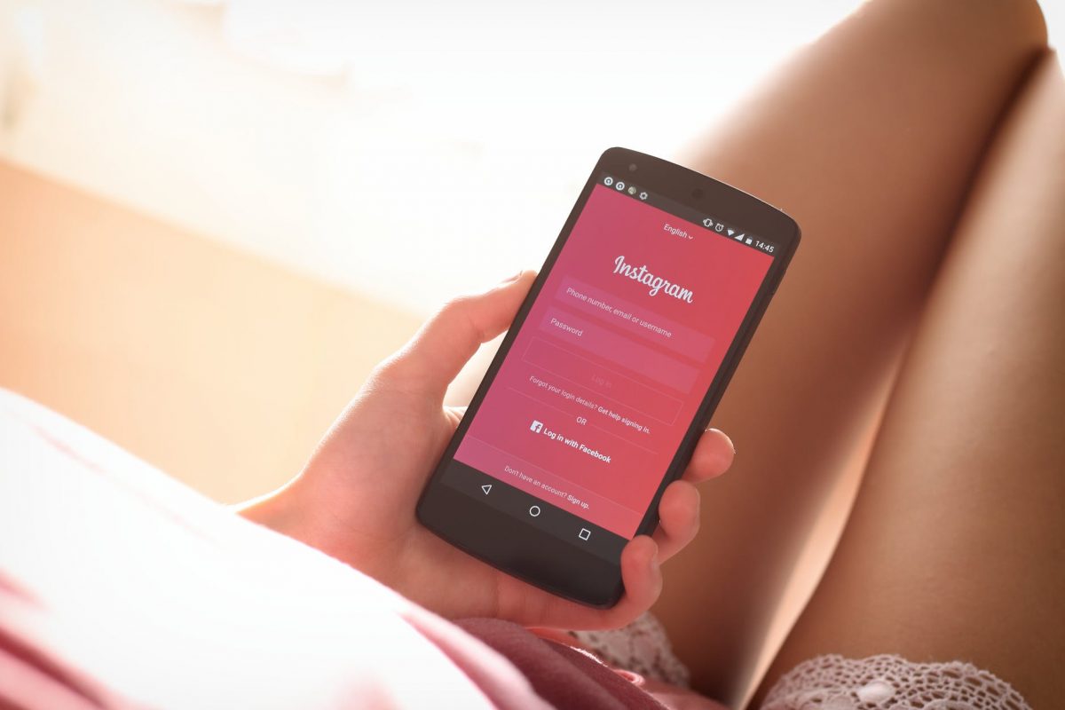 O mamă a fost la un pas de leșin, după ce fiica ei a intrat fără să vrea într-un live pe Instagram