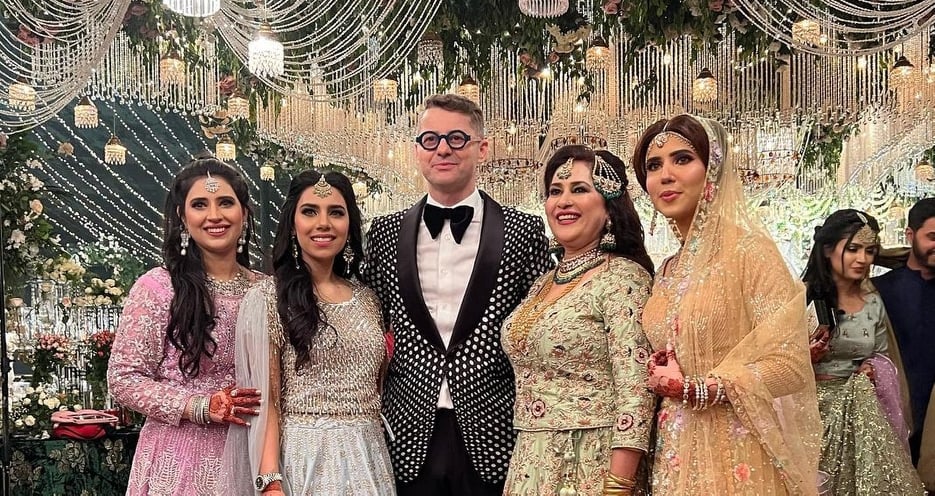 Imagine Stire Adrian Sînă a făcut show peste hotare! Artistul a cântat la o nuntă de pakistanezi. „Parcă am fost într-un film la Bollywood” | 2review.ro