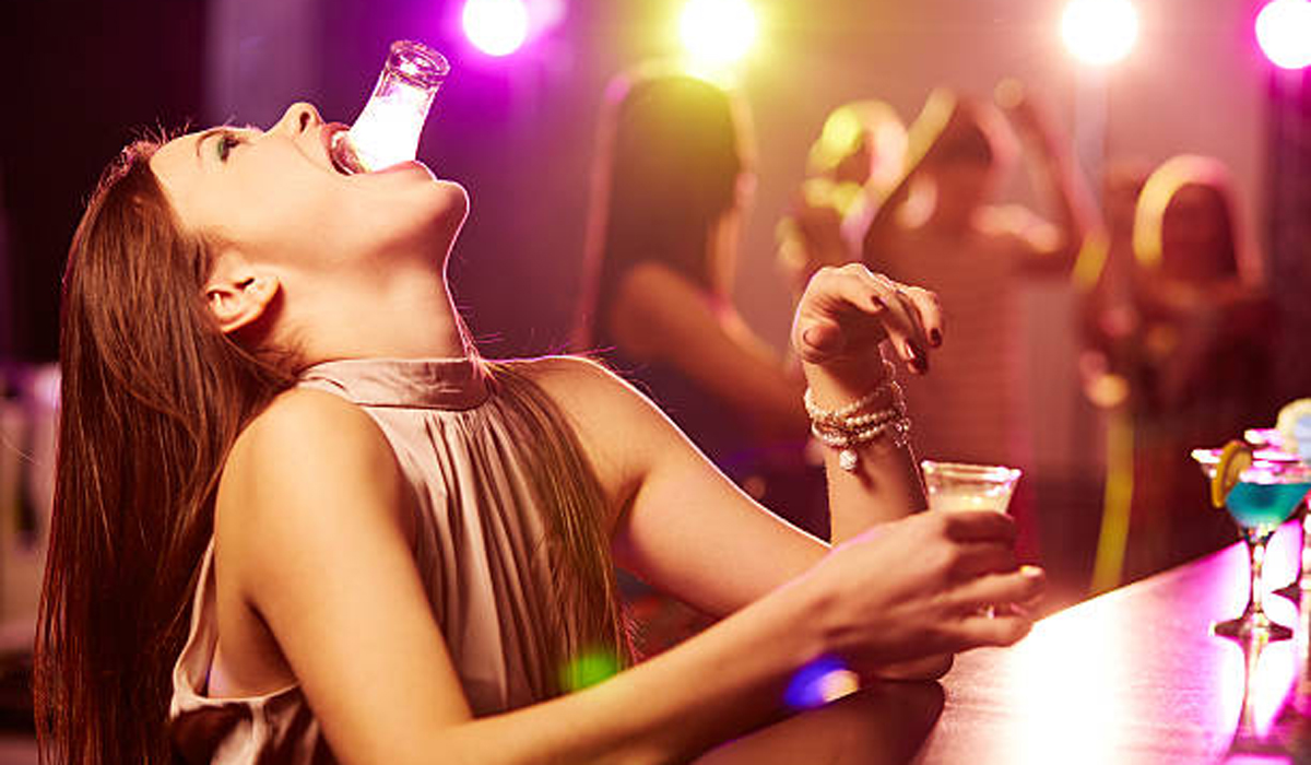 Imagine Stire BANCUL ZILEI „Fata dumneavoastră s-a îmbătat mangă ieri noapte în club” | 2review.ro