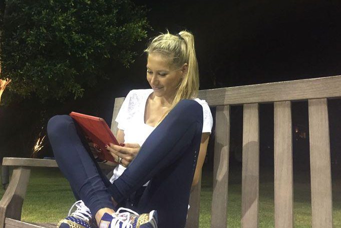 Imagine Stire Ce face și cum arată la 40 de ani celebra Anna Kournikova. Sportiva a șocat publicul atunci când s-a rertras brusc din tenis | 2review.ro