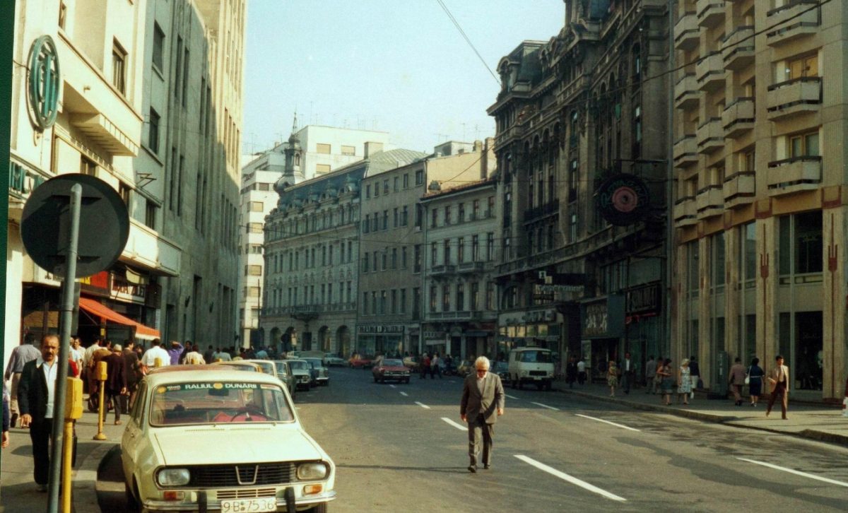 Imagine Stire BANC| Pe timpul lui Ceaușescu, în timp ce patrula, un milițian se întâlnește cu un cetățean si-l întreabă ce caută pe stradă | 2review.ro