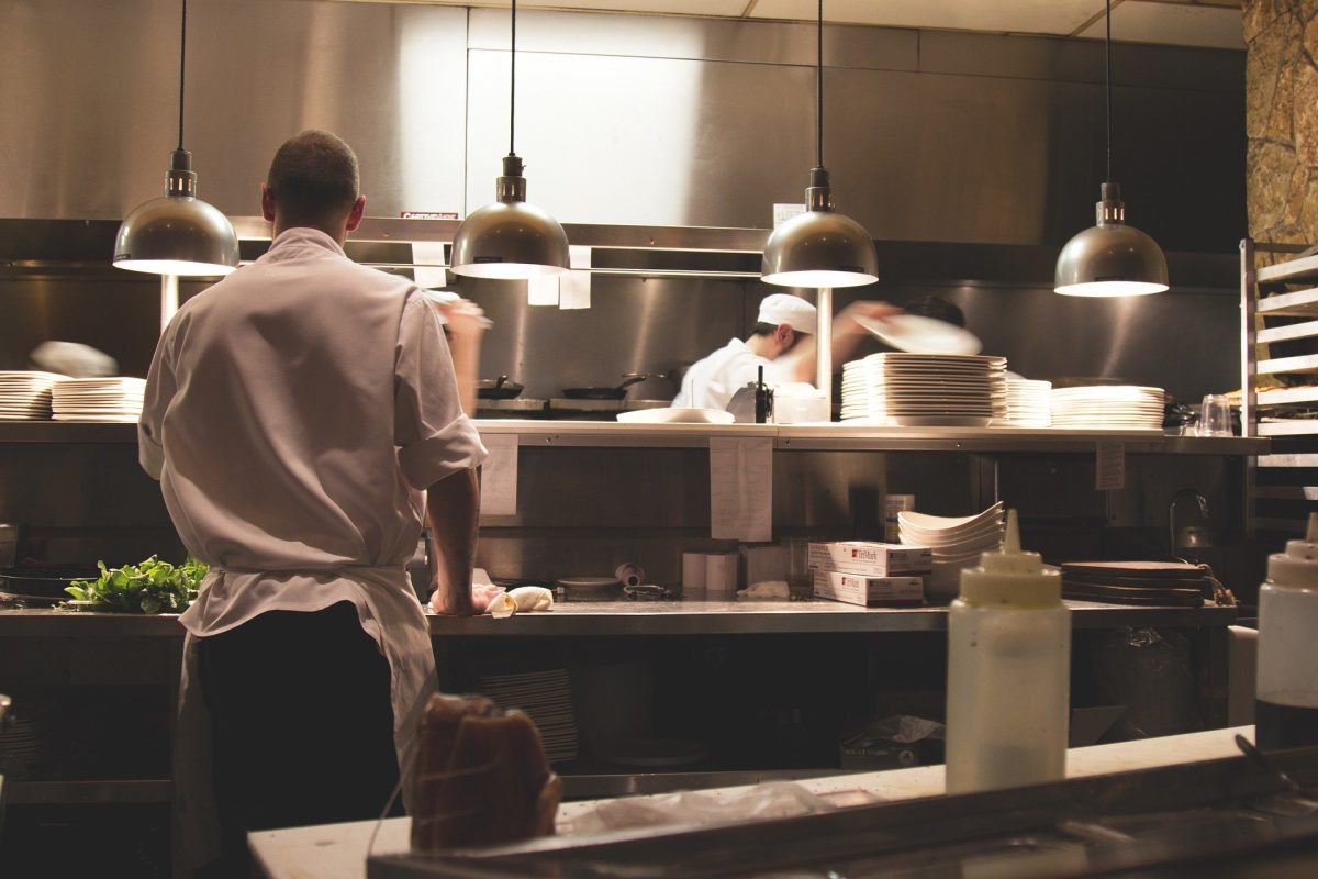 Imagine Stire Un sătmărean a fost prins furând mâncare dintr-un restaurant. Cum au reacționat patronul și polițiștii | 2review.ro