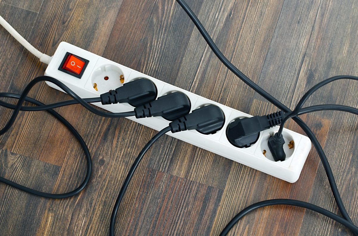 Ce electrocasnic trebuie scos din priză peste noapte? Consumă mai mult decât crezi