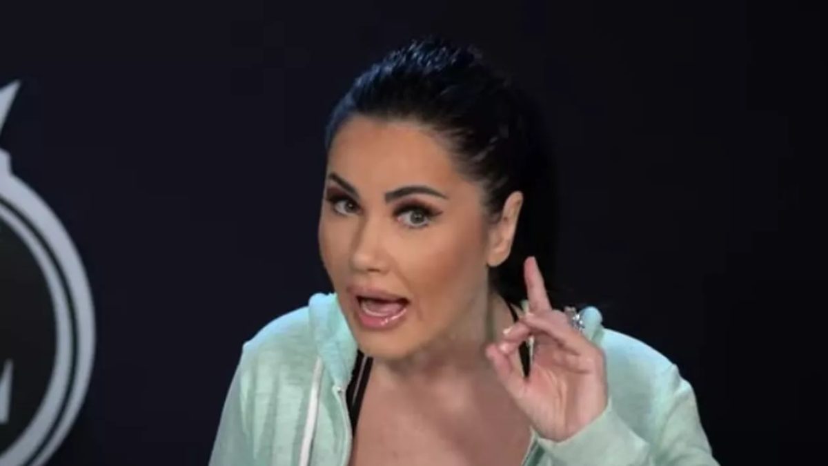 Imagine Stire Gafa colosală a Oanei Zăvoranu, în direct, la Tv. I s-a văzut partea intimă atunci când s-a ridicat de pe canapea în emisiunea lui Dan Capatos | 2review.ro