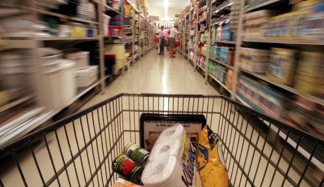 Imagine Stire BANC | Soțul își însoțește soția la cumpărături într-un supermarket, ajunge la raionul de bere | 2review.ro