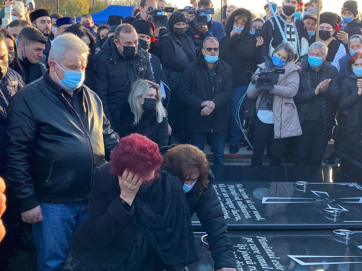 Imagine Stire Sora lui Petrică Mâţu Stoian a cedat la înmormântare. Ce a făcut când sicriul a fost coborât în groapă | 2review.ro