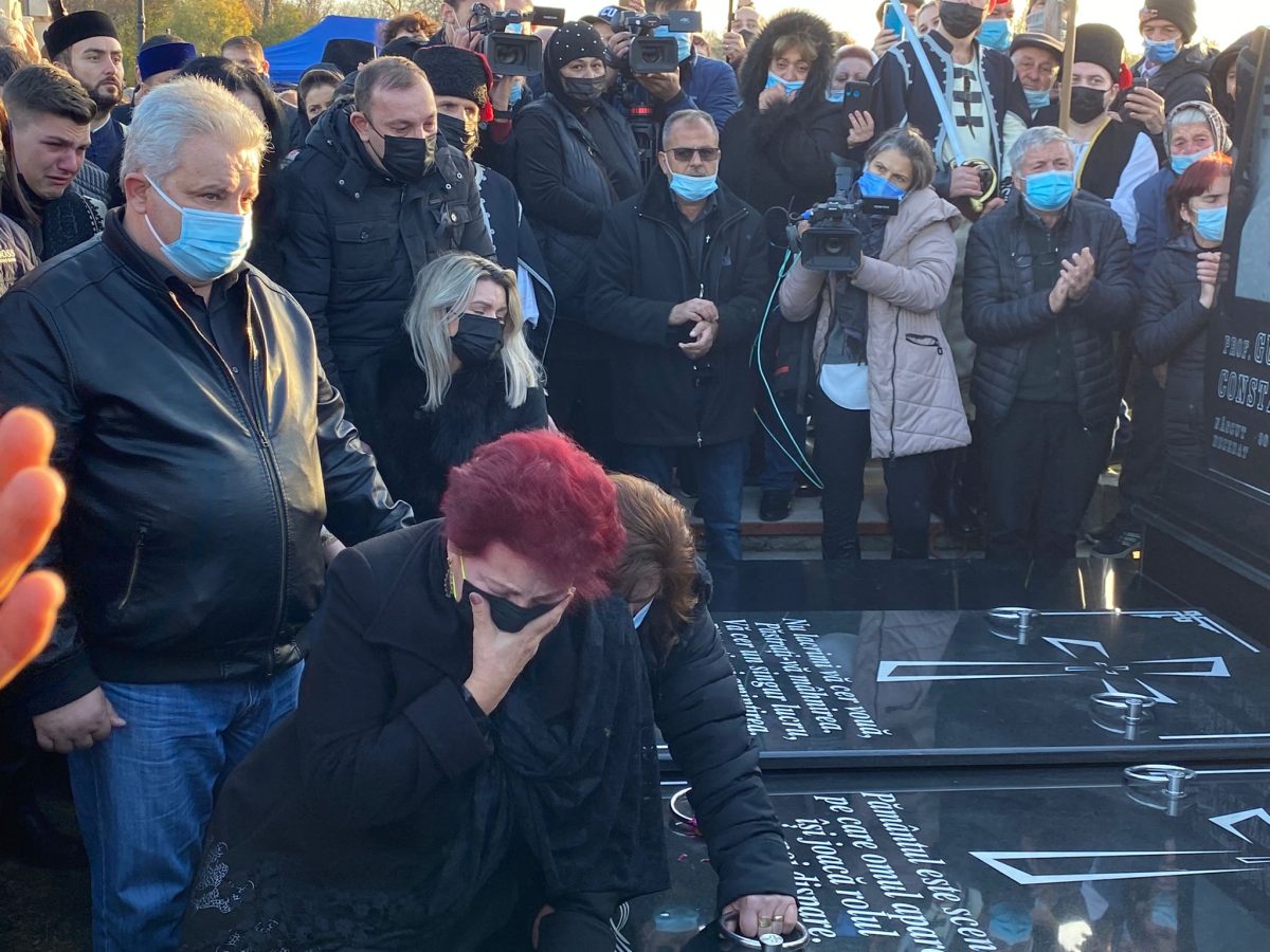 Imagine Stire Surorile lui Petrică Mîțu Stoian, îngenuncheate de durere. Ce au strigat cele două în faţa mormântului | 2review.ro