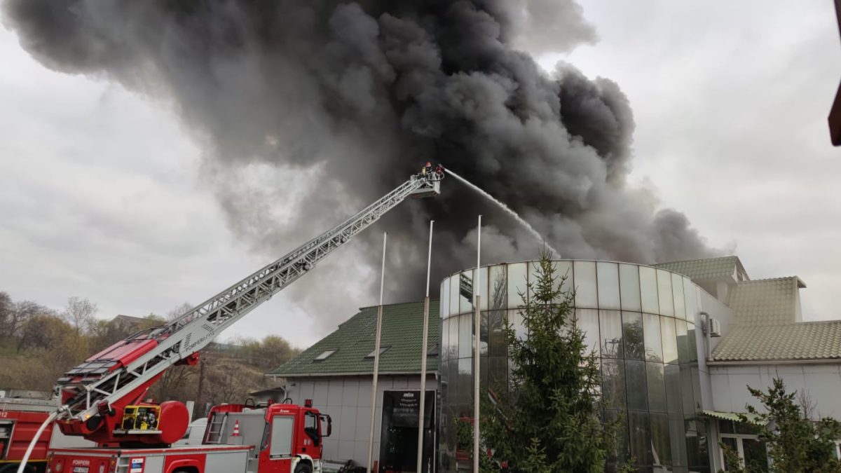 Fabrica de mezeluri deţinută de fostul soţ al Andreei Antonescu, în flăcări! 60 de pompieri au intervenit pentru stingerea incendiului
