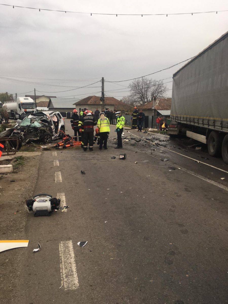 Accident cumplit în județul Prahova! O mașină a fost spulberată de un TIR