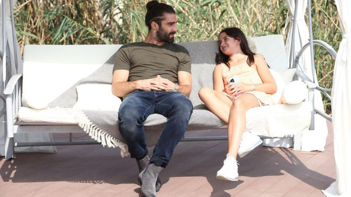 Imagine Stire Lovitură pentru Lucian, diseară în serialul „Adela” (Antena 1)! Fetiţa care vine din SUA să-l caute este fiica unei mari vedete, în realitate | 2review.ro