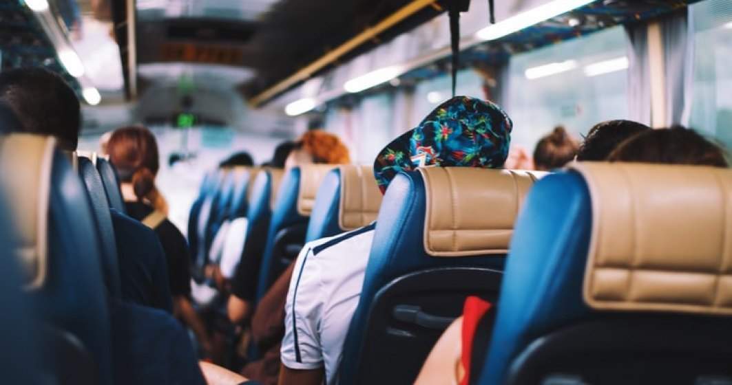Mamă a 4 copii, acuzată că a jefuit o tânără într-un autobuz. Femeia le-a spus cunoscutelor: ”Am ars!”, după care a sărit din vehicul