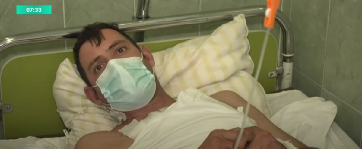 Un bărbat înjunghiat în inimă de iubita lui a fost cusut de un chirug în timp ce inima îi bătea: ”L-am cusut în timp ce cordul îi bătea”