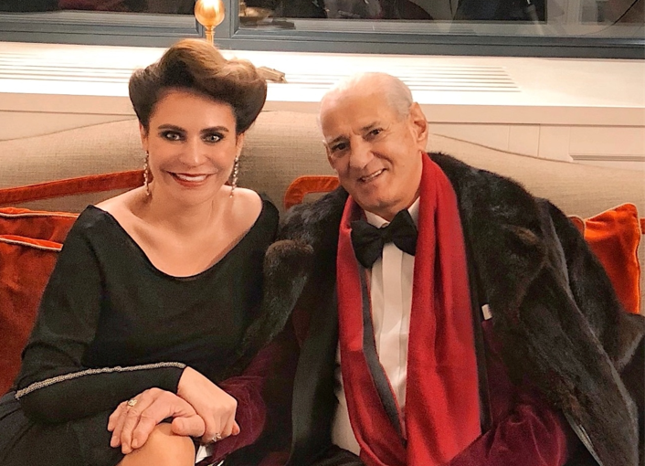 Imagine Stire Cum arată bradul de Crăciun creat de Adina Buzatu și pictat de maestrul Gheorghe Zamfir | 2review.ro