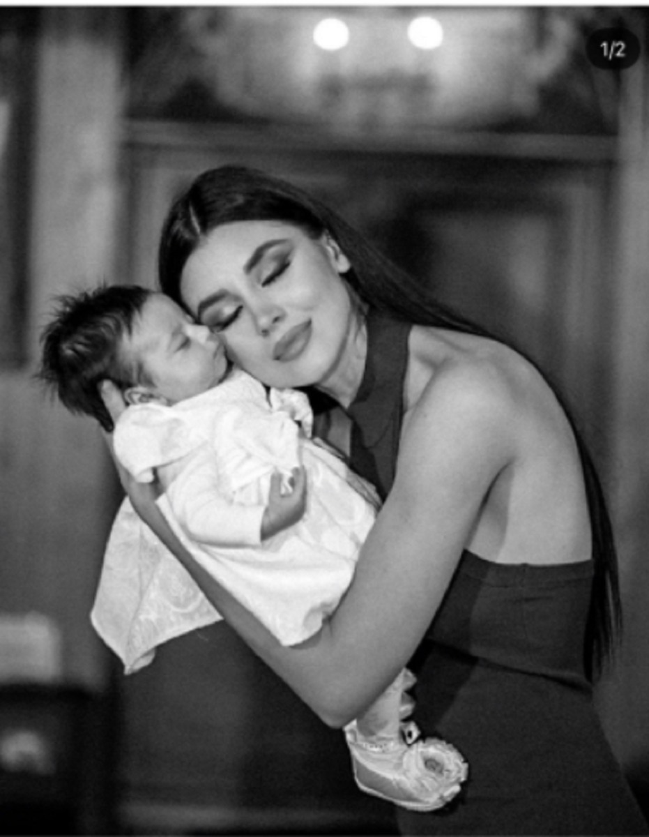 Imagine Stire Denis Ștefan și bebelușa Cristina și-au creștinat fetița. Primele imagini de la botez | 2review.ro