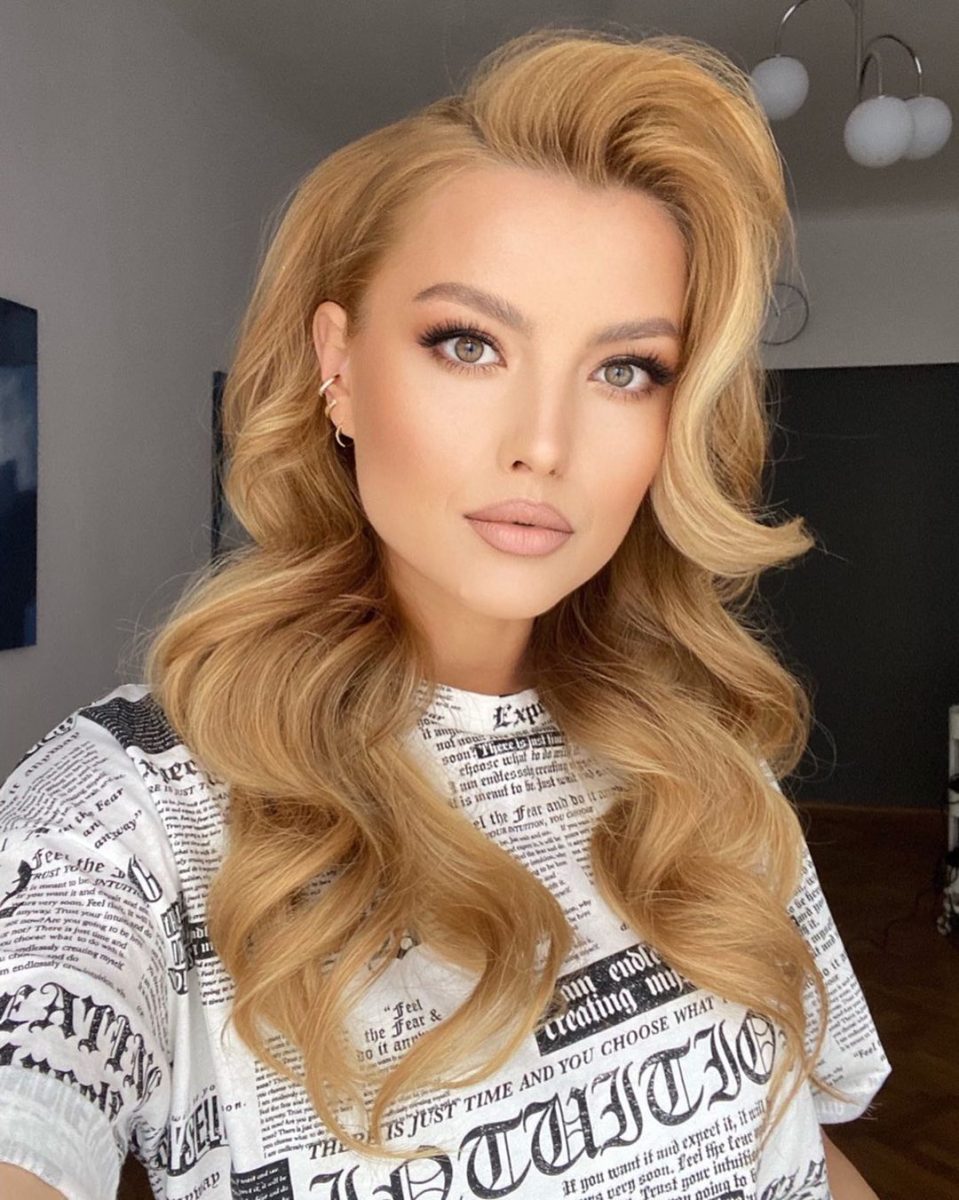 Imagine Stire Elena Gheorghe, pe urmele vedetelor internaționale, pentru a se menține în formă! Tratamentul facial de care puțin au auzit: „Nu cred că mai avem în România”  | 2review.ro