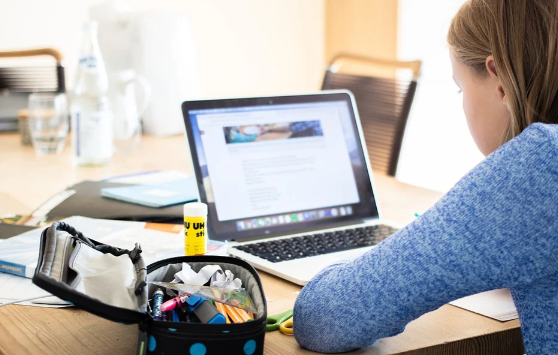 Premieră în România! Prima universitate care oferă cursuri pentru bloggeri, vloggeri sau influenceri