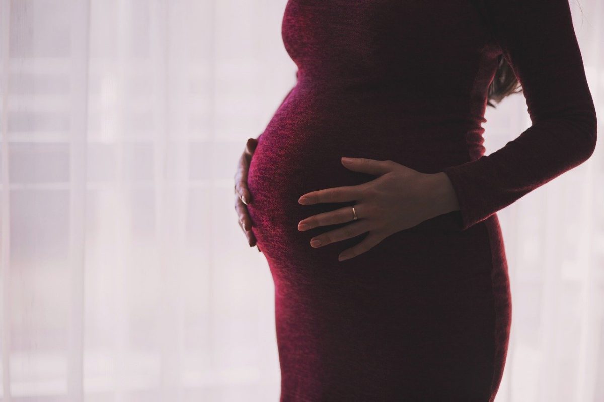 Caz România. O femeie însărcinată a mers să nască într-un spital, dar a fost trimisă acasă. Medicii i-au zis că are „sarcină închipuită”