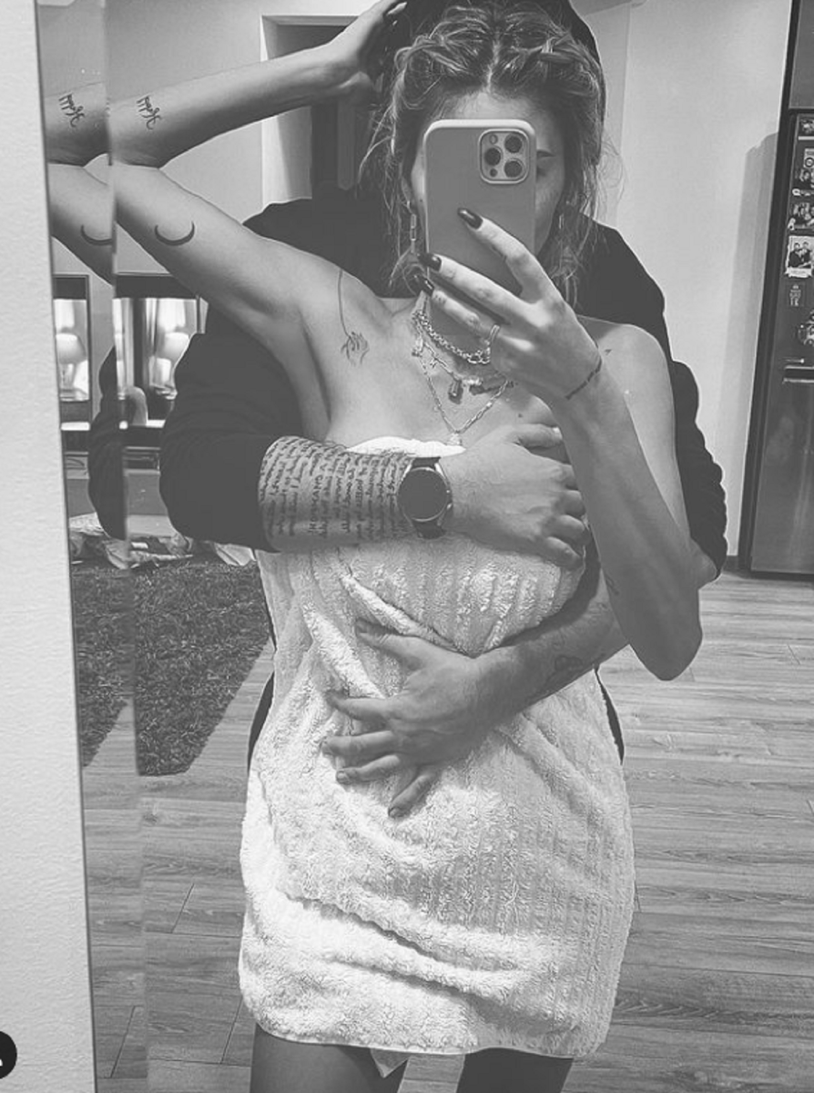 Imagine Stire Ramona Olaru și Cătălin Cazacu, ipostaze interzise minorilor! Cum s-au fotografiat cei doi amorezi în fața oglinzii | 2review.ro