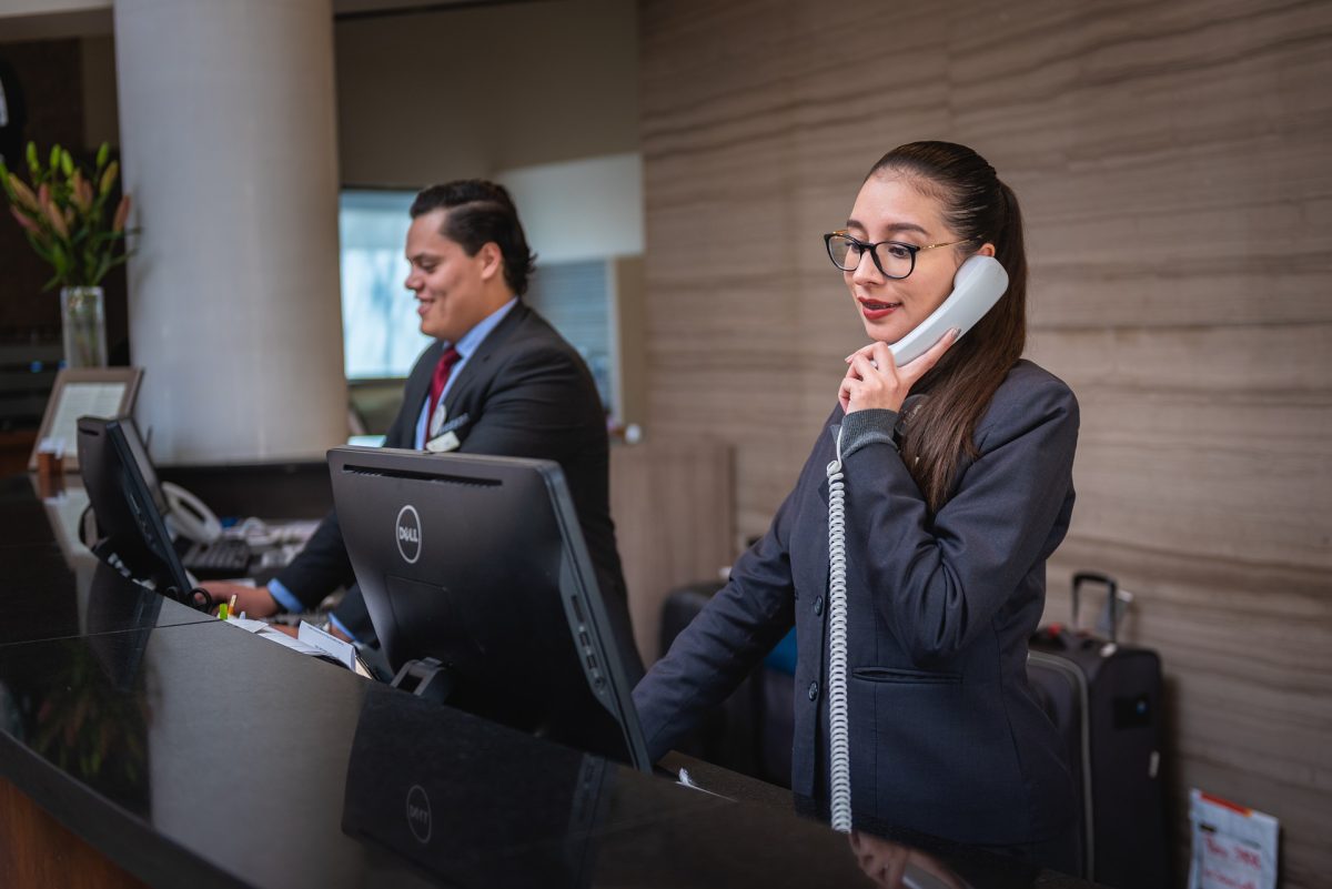 Imagine Stire Bancul zilei. Pe la două noaptea la recepţia unui hotel… | 2review.ro